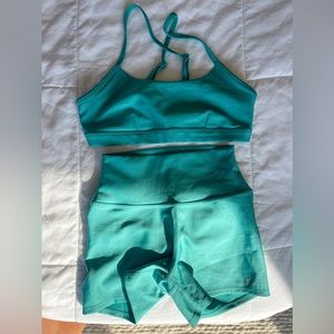 Turquoise alo yoga set!